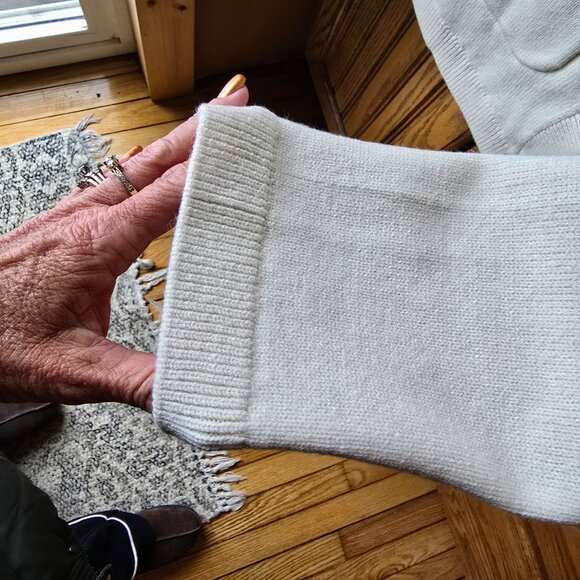 H&M Winter White Cardigan, Pearl Buttons, NWT size Small - Picture 6 of 13